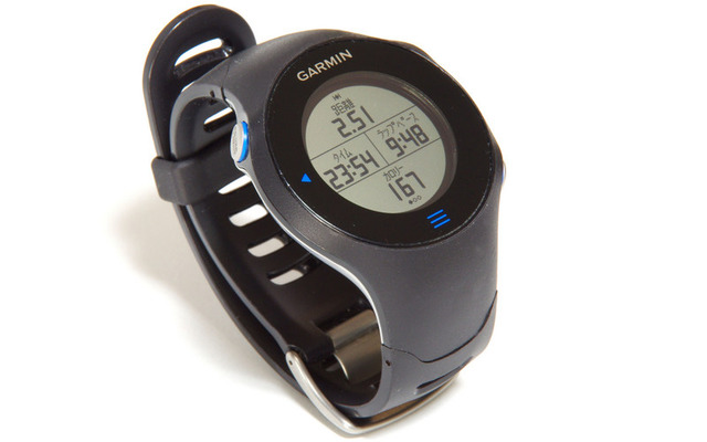 この手の製品は派手なデザインが多いが、GARMIN製品は例外的に非常に落ちつ対デザイン。見た目は地味なスポーツウォッチという趣だ。