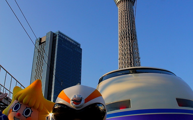 東武100系スペーシアと東京スカイツリー（イメージ）