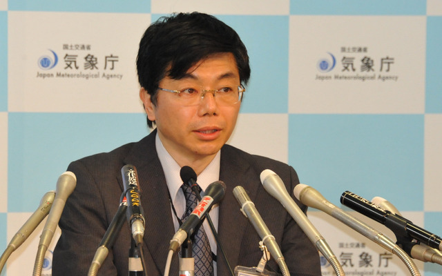 地震について解説する永井章地震津波監視課長（28日・気象庁）