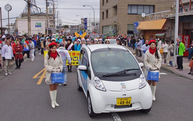 伊豆大島で29日より、「椿まつり」が開幕。パレードの先導車を三菱i-MiEVがつとめた。