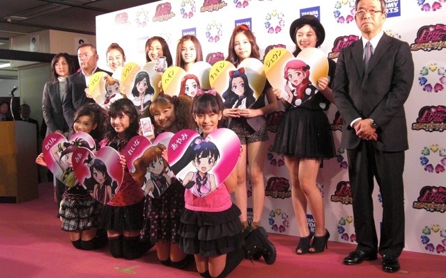 後列向かって左からテレビ東京アニメ局アニメ制作部小田原明子部長、タカラトミーアーツ佐藤慶太代表取締役、ソミン、シウン、ヘイン、チェギョン、ジェウン（以上DSPガールズ）、前列向かって左からかりん、みあ、れいな、あやみ（以上プリズミー）。31日、東京都内での記者会見