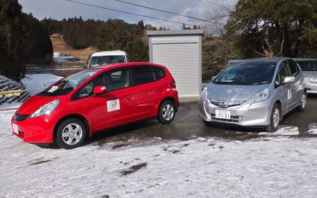 カーシェアリング用のフィット。赤は福祉車両で、シルバーはハイブリッド車。