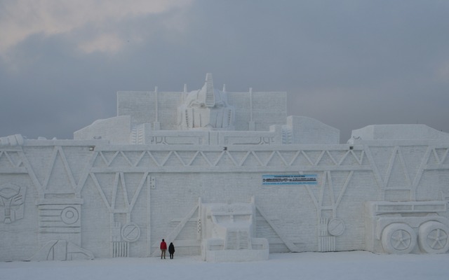 「トランスフォーマー」を模した世界最大級の雪像