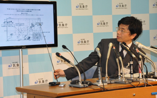佐渡付近の地震について解説する永井章地震津波監視課長（8日・気象庁）
