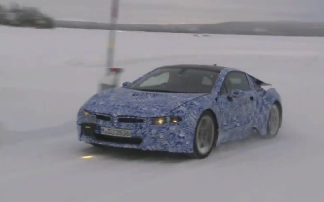 BMW i8のプロトタイプによる雪上テスト（動画キャプチャー）