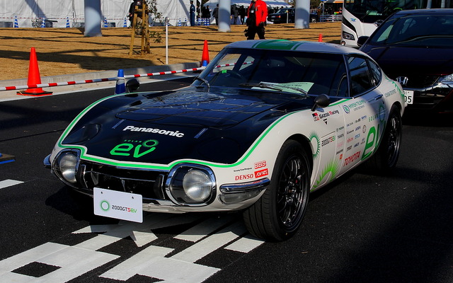 匠による見事なボディラインにレストアされた2000GT SEV