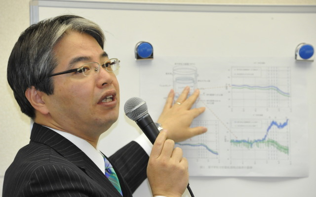 2号機圧力容器底部温度上昇について説明する松本純一原子力・立地本部長代理（12日・東電本店）