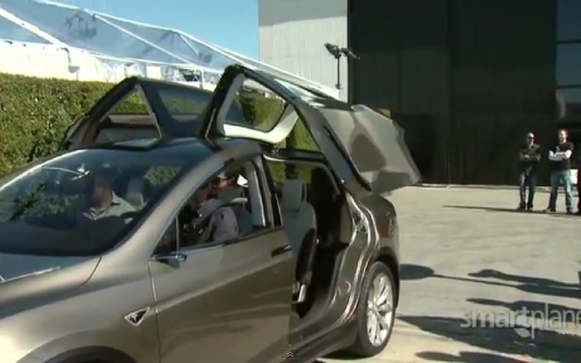 テスラモーターズの新型EV、モデルXに採用されたガルウィングドア（動画キャプチャー）