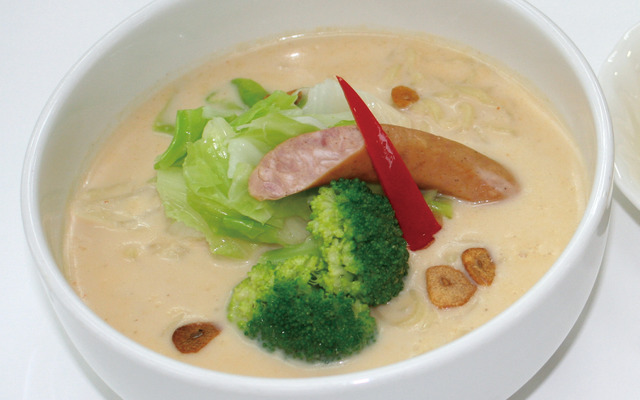 朝霧高原の牛乳を使った「朝霧高原のミルクラーメン」（東名・富士川SA下り）