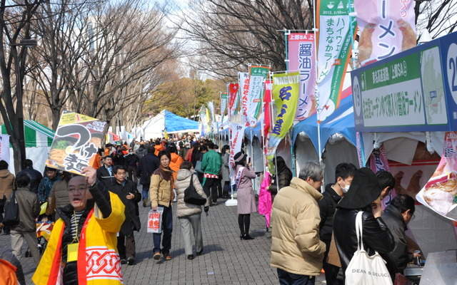 渋谷区代々木公園けやき並木で始まった「ハイウェイまちなかラーメンフェスタ」（17日)