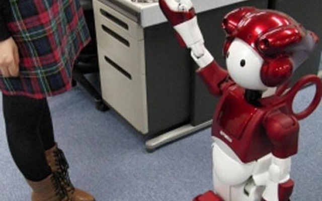 日立製作所の人間共生ロボット、EMIEW2