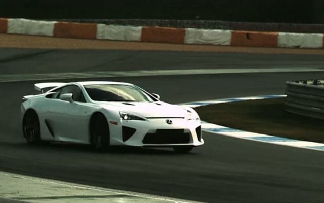 ポルトガルのエストリルサーキットでレクサスLFAをテストするアレックス・ブルツ選手