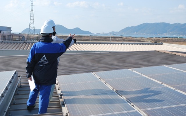 ヒロモトエナジーが施工した太陽光発電設備（神原汽船株式会社福山物流センター）でのテュフ ラインランドによる検査の様子