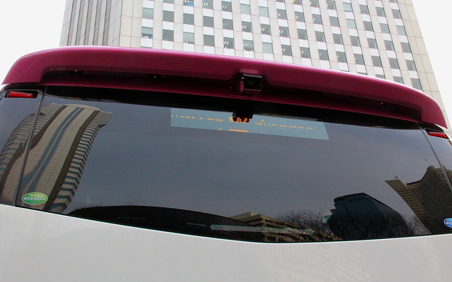 左サイドやリアに行き先表示が付いた新車両。女性向けや上級クラスの新シートが装備される。
