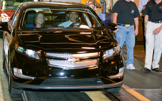 2010年8月、GMの工場でボルトを試乗するオバマ大統領