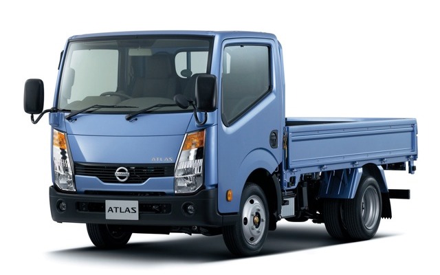 日産アトラスF24。標準ボディ、フルスーパーロー、扁平ダブルタイヤ、最大積載量2.0t、ディーゼル、木製荷台