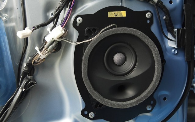 SonicPLUSは異種素材2ピース構造の採用により車外への音漏れやドアパネルなどの共振を防ぐことで高音質を実現する交換スピーカー。純正スピーカーとの交換作業のみで最高の音質を得られる設計になっている。