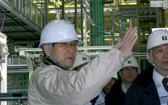 仙台地区の施設を訪問したトヨタ豊田社長（2011年3月27日）。