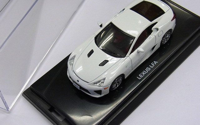 書店で買うミニカー「TOKUMAミニカーセレクション1 LEXUS LFA」