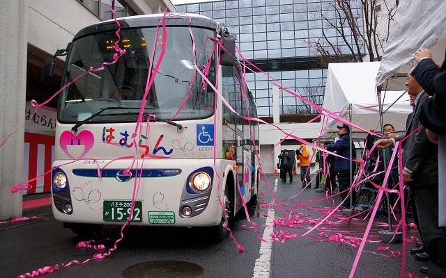羽村市役所を出発するEVバス「はむらん」
