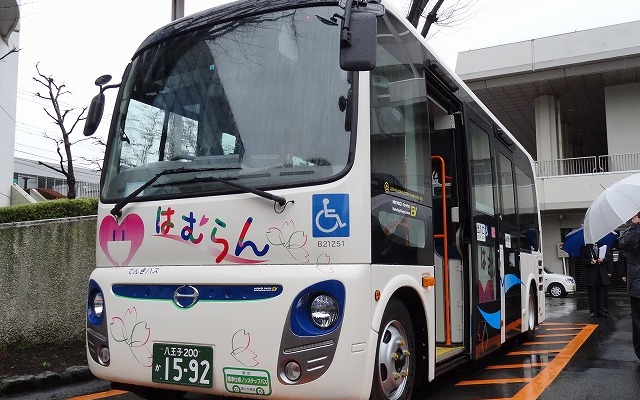 全国初の定期路線として運行を開始したEVバス「はむらん」。