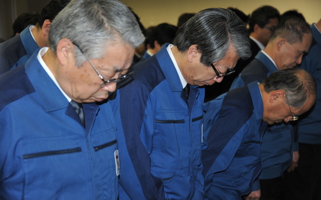 黙とうを捧げる3副社長、左から藤本孝氏、山崎雅男氏、武井優氏（11日・東電本店）