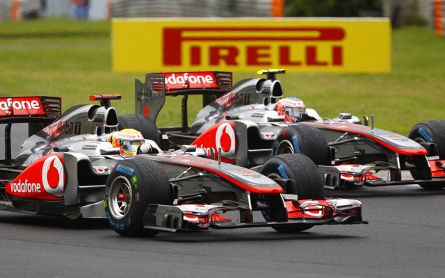 ハミルトン（手前、マクラーレン。2011年、F1ハンガリーGP）
