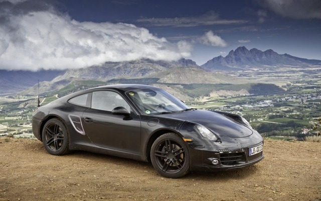 ポルシェ911新型正式発表前に試験中のイーグルF1 Asymmetric 2
