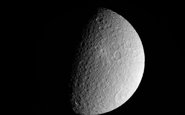 NASAが公表した土星の2番目に大きい衛星の写真