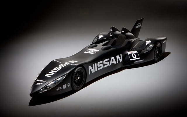 ルマン24時間耐久レースに参戦するニッサン-デルタウイングのマシン