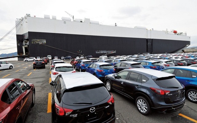 マツダ輸出車の船積み風景。CX-5に期待がかかる。