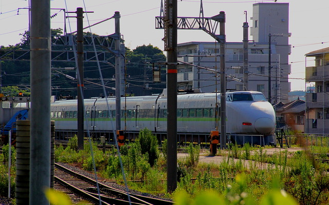新下関駅在来線ホームから見る100系4両編成。テールランプが灯る。