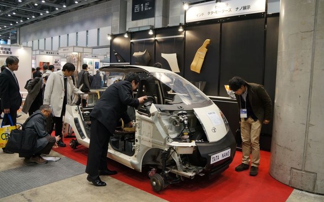 分解展示された低価格車 ナノ の周りには、興味深く見る人の姿が消えなかった