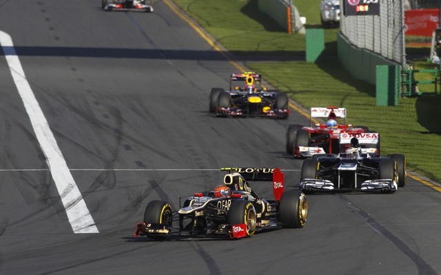 写真先頭にグロージャン（ロータス）、続いてマルドナド（ウィリアムズ。3月18日、F1オーストラリアGP決勝）