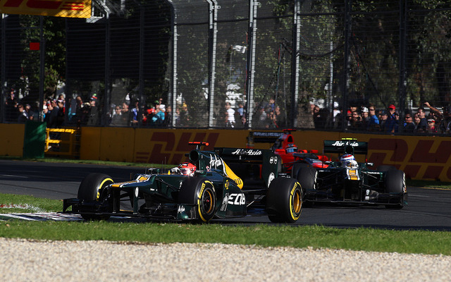 写真先頭はコバライネン（ケーターハム）、続いてペトロフ（同。3月18日、F1オートスラリアGP決勝）