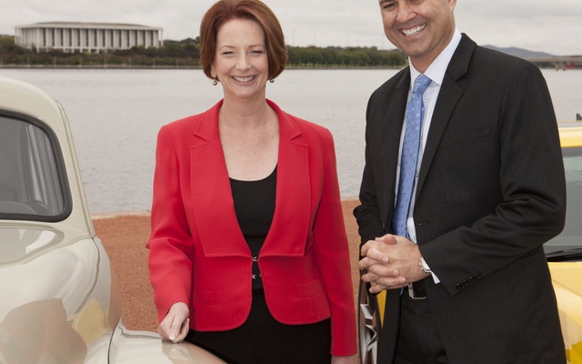 ジュリア・ギラード首相とGMホールデンのマイク・デヴリュー会長
