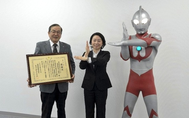 向かって左から円谷プロダクション大岡新一代表取締役社長、福島県警小笠原和美警務部長、ウルトラマン。