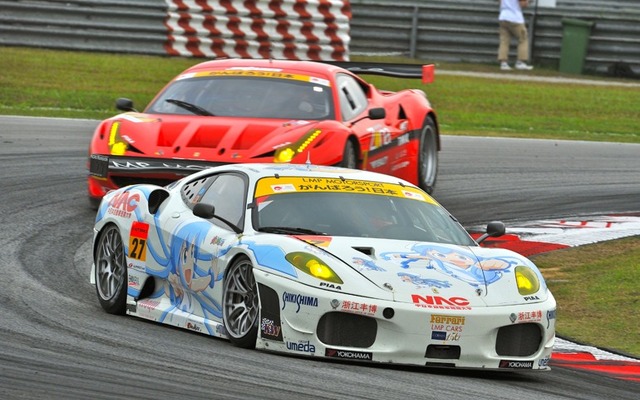 ニコニコ生放送で予選レースの配信が決定したSUPER GT（痛車のイカ娘フェラーリも参戦、写真は2011年の様子）