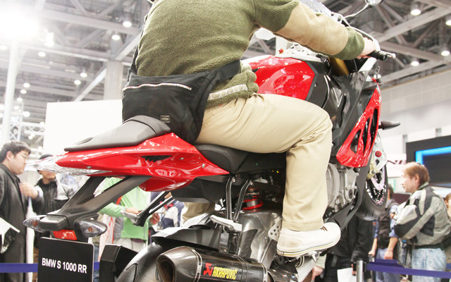 【東京モーターサイクルショー12】BMW S1000RR のウィリー走行を疑似体験