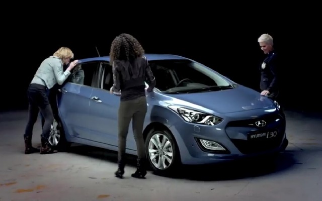 催眠術にかけられた3名の女性と新型ヒュンダイ i30