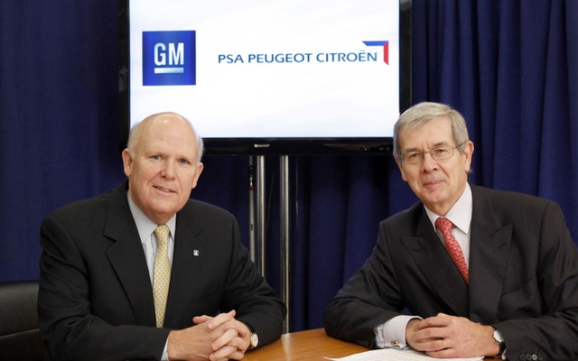 GMのダン・アカーソン会長兼CEOとPSAのフィリップ・ヴァラン会長