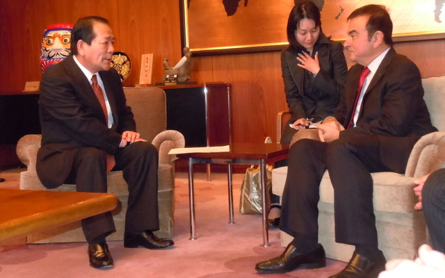 いわき市長と会談する日産・ゴーン社長