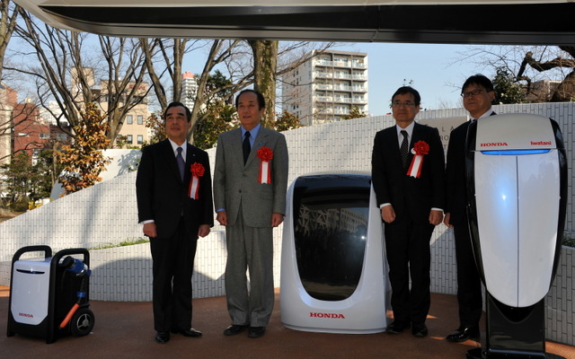 実証実験開始を前に開所式に臨む。右から山本芳春氏（ホンダ常務執行役員）、南川秀樹氏（環境省環境事務次官）、上田清司氏（埼玉県知事）、檀原雅氏（岩谷産業社長）。