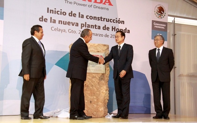 メキシコ新工場くわ入れ式