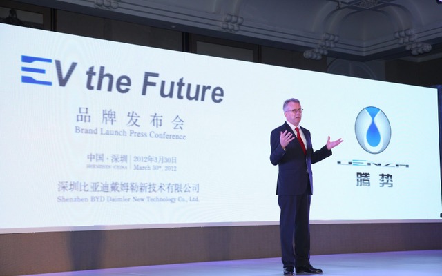 中国専用のEV新ブランド、デンツァ（DENZA)を発表するダイムラー北東アジアのウルリッヒ・ウォルカー会長兼CEO
