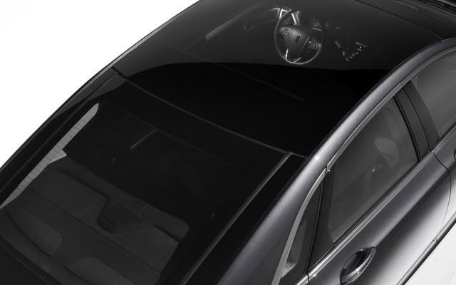 新型リンカーンMKZのパノラマガラスルーフ