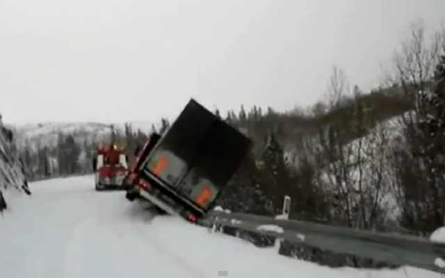 ノルウェーで起きた大型トレーラーと救援車の転落事故