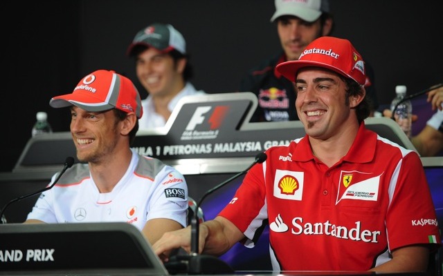 バトン（向かって左、マクラーレン）とアロンソ（フェラーリ、F1マレーシアGP）