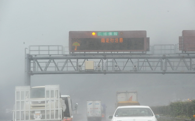 猛烈な風雨で速度規制が出た東名高速（3日・静岡県)