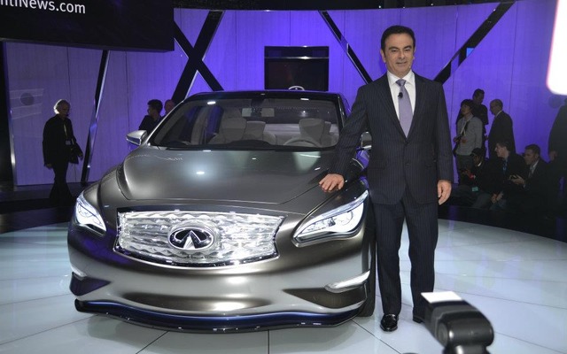 インフィニティのEVセダンコンセプト、LEを披露する日産自動車のカルロス・ゴーン社長兼CEO（ニューヨークモーターショー12）